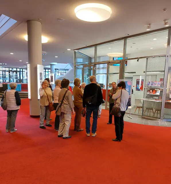 Die Landfrauen aus Brackenheim werden von Frau Döbler im Theaterfoyer zu Rundgang durch das Haus begrüßt. | Foto: Eigenes Bildmaterial