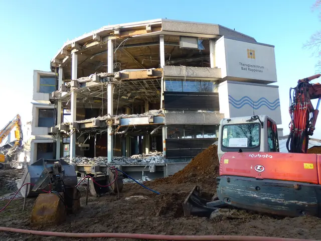 Es sind einige Bagger auf der Baustelle nötig, um den umfangreichen Abriss zu bewältigen.  | Foto: sigischlottke