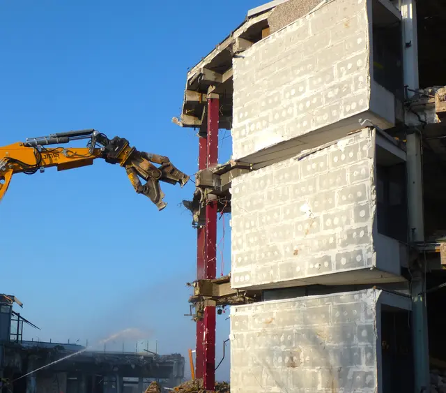 Und wieder reißt der Bagger sein großes Maul auf und frisst sich erneut in die Beton- und Metallteile.  | Foto: sigischlottke