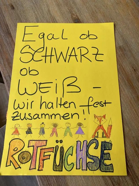 Kinder positionieren sich gegen Rassismus und für internationale Solidarität. Ein Plakat der ROTFÜCHSE (Kinderorganisation im Jugendverband REBELL) | Foto: MLPD