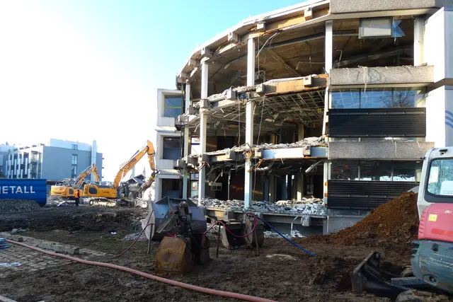 Der Bagger dort vorn ist grade mit dem Abriss in vollem Gange. | Foto: sigischlottke