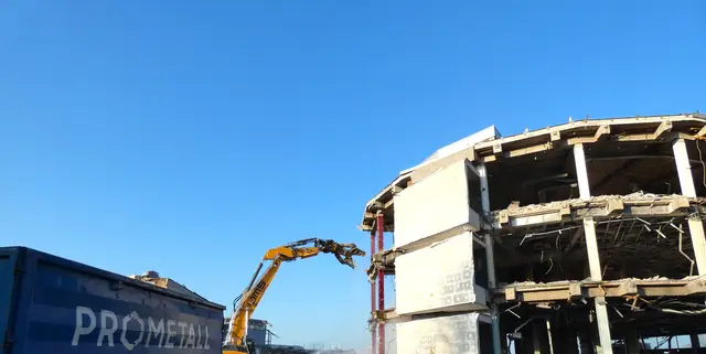 Der Bagger mit dem Abbruchwerkzeug sieht wie ein riesiges Ungetüm aus. Das befanden auch die Spaziergänger so, die neben mir standen und fasziniert die Abrissarbeiten beobachteten.   | Foto: sigischlottke