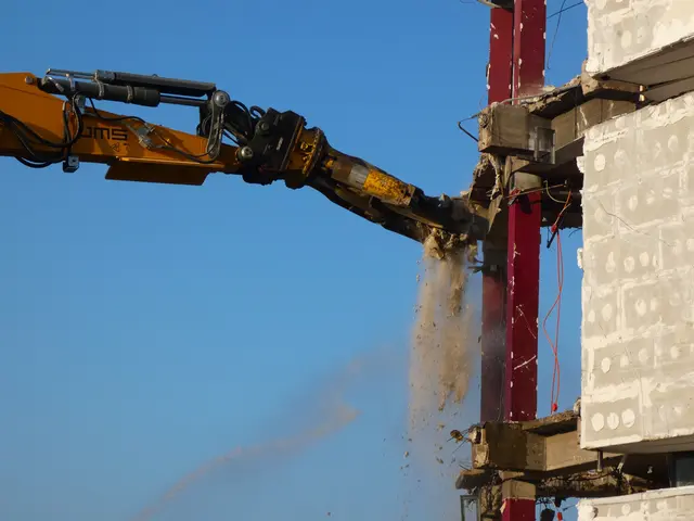 Da wird gerüttelt und gerissen und dann löst sich ratzfatz ein großes Stück. Staub und Dreck fallen zu Boden, wobei das hinaufgespritzte Wasser den Staub etwas eindämmt.  | Foto: sigischlottke