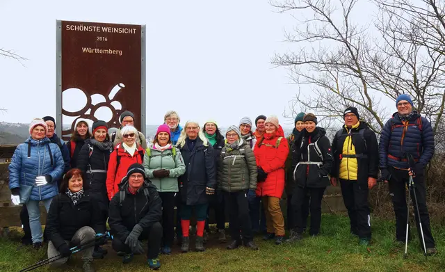 Mit weitem Rundblick bei den "schwäbischen Dolomiten" (Felsengärten) formierten sich die 22 Teilnehmer der Aktivgruppe Talheim zum Gruppenbild. | Foto: Isolde Reitz