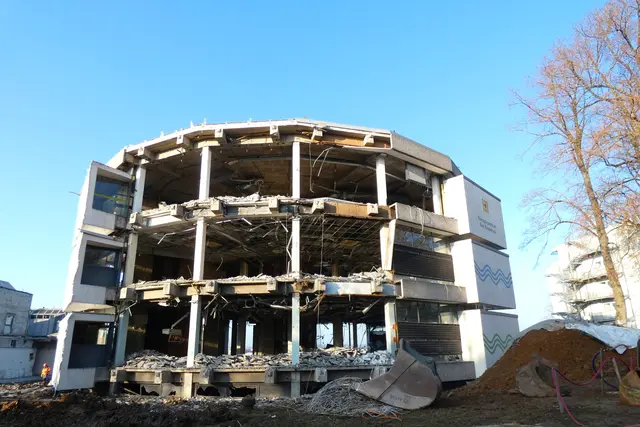 Mittlerweile ist vom Therapiezentrum nur noch ein Gerippe übrig. Etwas gruselig - deshalb super, dass der abriss so schnell voran geht.  | Foto: sigischlottke