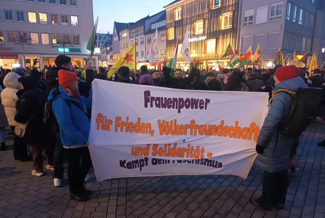 Jetzt ist internationale Solidarität gefragt – an der Kundgebung in Heilbronn beteiligten sich u.a. MitstreiterInnen des Frauenverbands Courage, der Umweltgewerkschaft, von „Familien für den Frieden“, Jugendverband REBELL, MLPD und LINKEN | Foto: MLPD