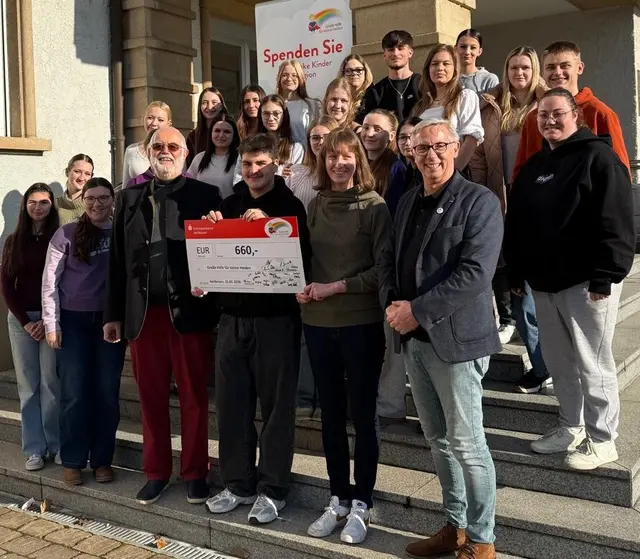 Stiftungsvorstand Hans Hambücher (vierter von rechts) nimmt die Spende der Erzieherschüler von Schulleiter Dr. Thomas Ochs, Klassenlehrerin Laura Janositz und Klassensprecher Linus Stuber (erste Reihe von rechts) entgegen. | Foto: Britta Rieger