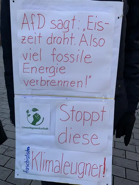 Plakat der Umweltgewerkschaft gegen faschistische Klimaleugner | Foto: MLPD