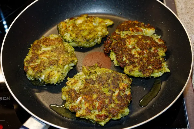 Zu den Brokkoli-Puffern gibt es bei Wolfgang Kynast Kräuterquark,Tikka-Masala-Sauce oder Currysoße. | Foto: Wolfgang Kynast