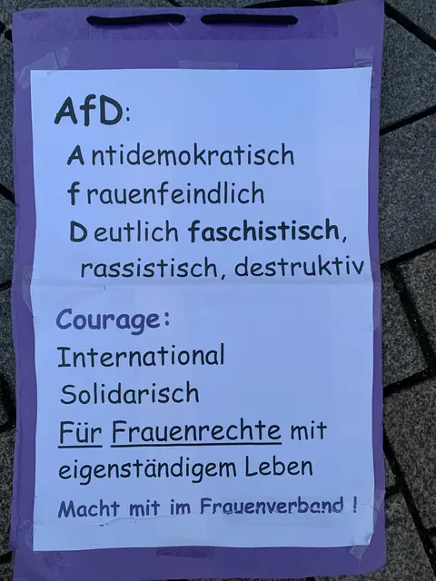 Frauenpower gegen faschistische Gefahr: Ein Plakat des überparteilichen Frauenverbands COURAGE | Foto: MLPD