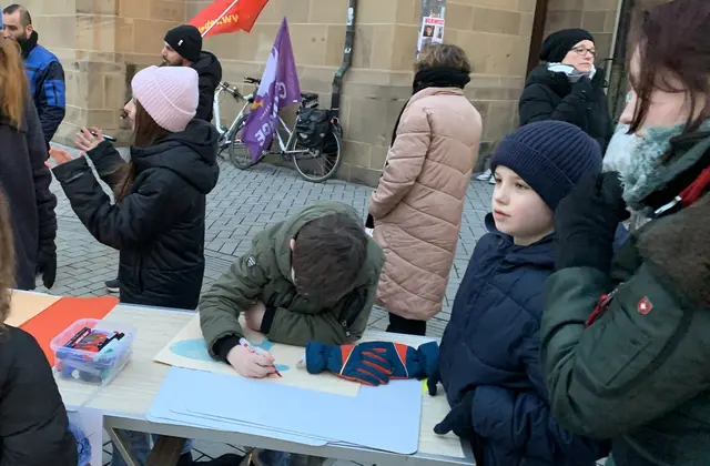 Die ROTFÜCHSE Heilbronn beteiligen sich an der Erstellung von Plakaten bei der Kundgebung auf dem Kiliansplatz, die vom Jugendverband REBELL moderiert wurde. | Foto: MLPD