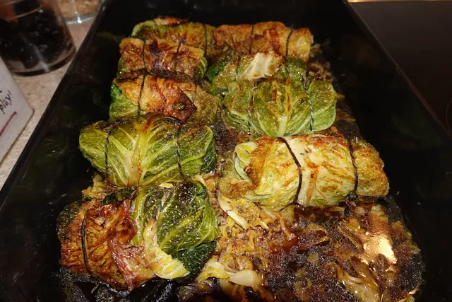 Diese Krautwickel sind gelungen. Als Beilage empfiehlt Hans Peter Schmitt Kartoffelstampf oder Kartoffelbrei aus mehlig kochenden Kartoffeln. | Foto: Hans Peter Schmitt