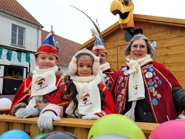 Das Jagstfelder Prinzenpaar und Kinderprinzenpaar auf ihrem Wagen. | Foto: Hans Peter Schmitt