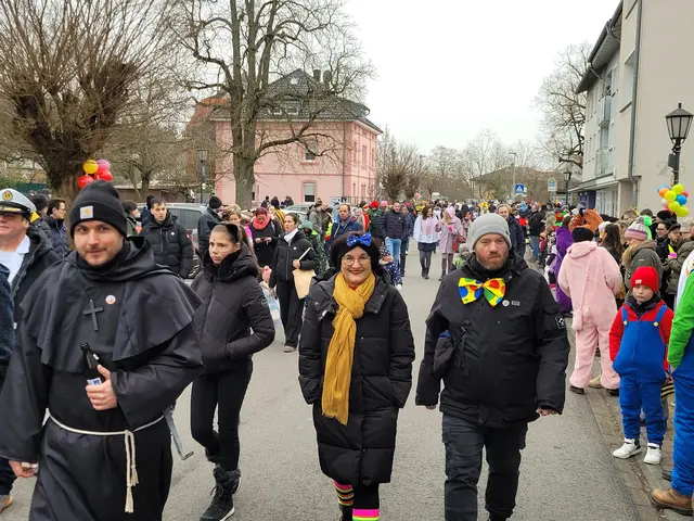 In der Deutschordenstraße herrscht vor dem Umzug noch reger Betrieb, bis jeder so seinen idealen Standplatz gefunden hat. | Foto: Hans Peter Schmitt