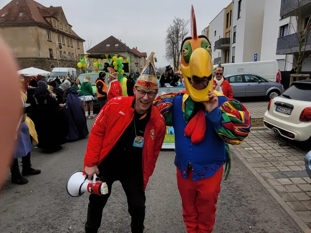 Marwin Loleit, ein echter Tausendsassa neben dem Jagstfelder Gigger mit dem Haupt eines Papageis (. . . aber des sag´ nur i). | Foto: Hans Peter Schmitt