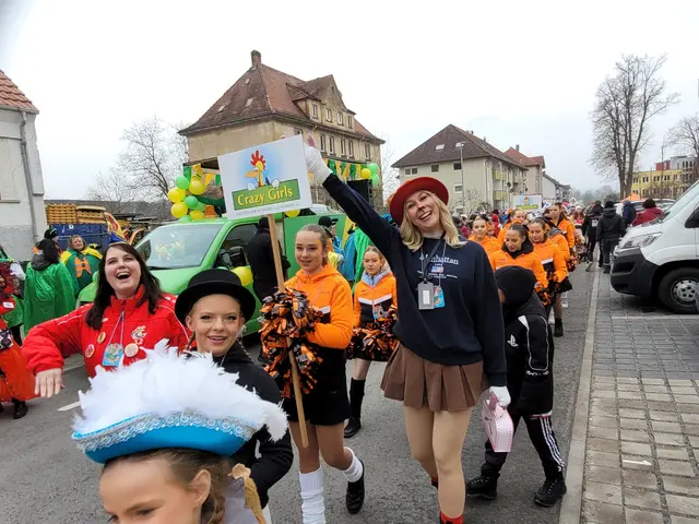 Danach kommen die "Crazy Girls", auch eine muntere Gruppe der Hühnerlaus-Narren. Anja Heidinger (links im Bild), auch so ein Urgestein des Hühnerlausfaschings mit einem riesen Talent, was  den Tanz und Choreografie anbetrifft.  | Foto: Hans Peter Schmitt