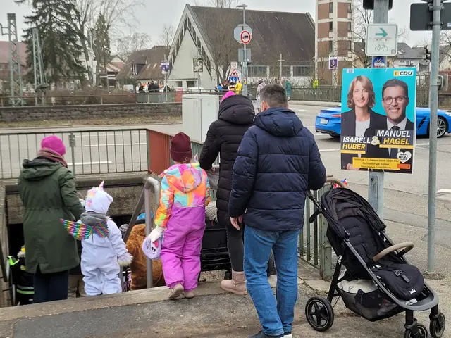 Der Wahlkampf macht auch vor der Unterführung nicht halt. Wenigstens lachen die Beiden auf dem Plakat. | Foto: Hans Peter Schmitt