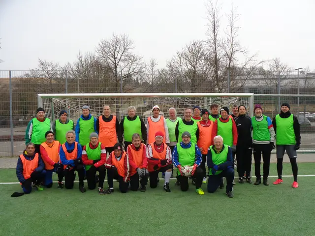 Trotz frostiger Temperaturen 26 gut gelaunte Ü60/70-Seniorenfußballer beim Saisonstart auf dem Fleiner Kunstrasen | Foto: Alfred Kulka