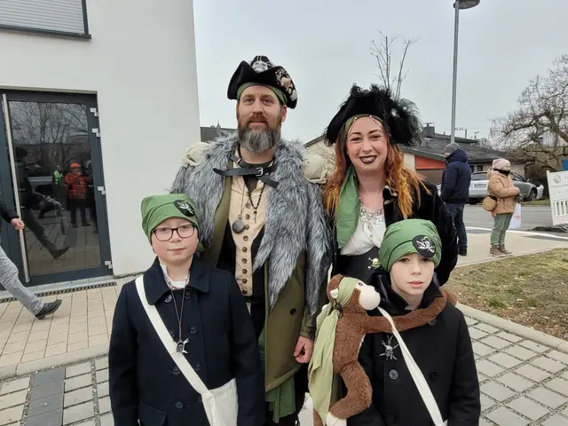 Viele Piraten waren heute auf dem Umzug. Ob die wohl den Neckar herauf gefahren sind wie seinerzeit die Wickinger? OK - die waren friedlich. Gott sei Dank. Corona, AFD und die Wikinger - das wäre ja nicht auszuhalten. | Foto: Hans Peter Schmitt