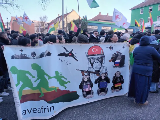 Die Demonstration positionierte sich klar gegen die faschistischen Regimes von Dscholani (Syrien) und Erdogan (Türkei). Auch die völkerrechtswidrigen Angriffe auf Afrin waren dabei ein Thema.  | Foto: MLPD