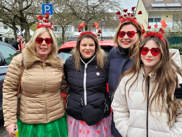 Rote Herzen aller Orten. Viel braucht es nicht, wenn man strahlt . . . | Foto: Hans Peter Schmitt