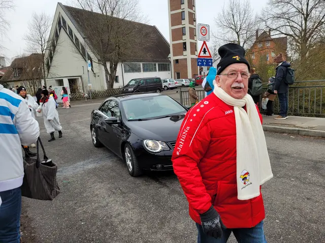 Manne Gruber, ein kreatives Jagstfelder Faschings-Urgestein. Er ist sogar schon mit seinem selbst gebauten Hubschrauber in der Jagst gelandet. | Foto: Hans Peter Schmitt