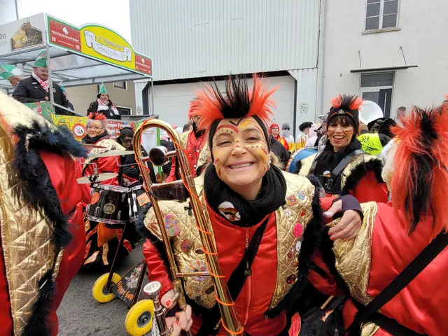 Das ist sie. Sie Nadja Reuter. Sie leitet die Gigger- Guggä der Hühnerläuse. Na also, eine Hennä leitet die Gigger ! ! !  . . .  und das macht sie gut, nein, sehr gut! | Foto: Hans Peter Schmitt