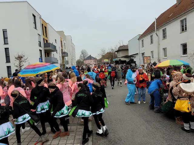 Der Blick durch die Salinenstraße hoch zur Eisenbahnbrücke bei der Einmündung in die Deutschordenstraße. Hier stellt sich der Umzug auf. Ein Kanonenschuss startet den Umzug. Den habe ich einst gezündet als "Napoleon". Gar lang ist´s her. | Foto: Hans Peter Schmitt