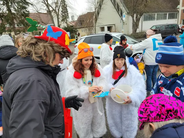 Ich habe sie gefragt, die Kassier-Hühner. Sie haben alle heute schon ihr Ei gelegt.  | Foto: Hans Peter Schmitt