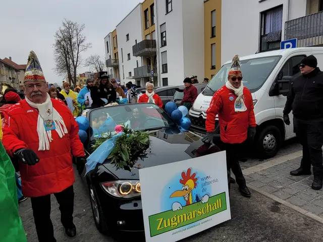 Der Zugmarschall eröffnet den Umzug, er fährt an der Spitze. Links, der Meff (Martin Zimmermann), auch so ein Narren-Urgestein. | Foto: Hans Peter Schmitt