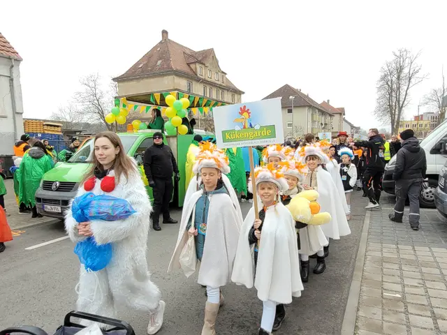 Nach den "Pünktchen" läuft die "Kükengarde" der Hühnerlaus-Narren. | Foto: Hans Peter Schmitt