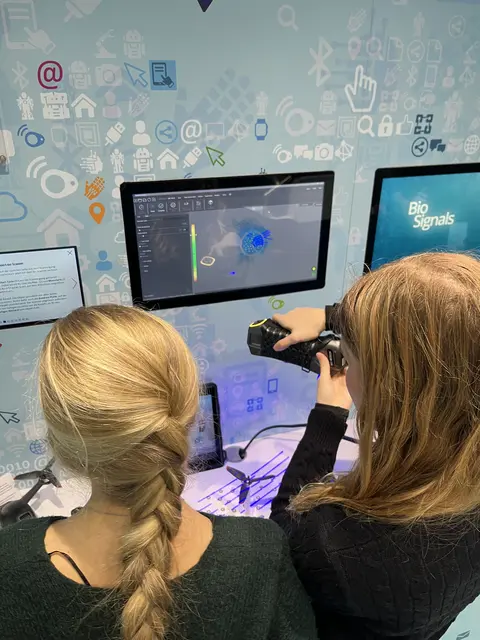 Schülerinnen der Helmbundschule arbeiten sich durch die Stationen | Foto: HBS