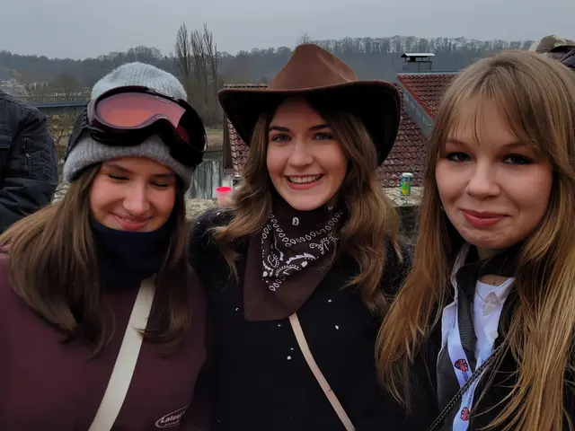 Na ja, mit der Verleidung ist es nicht weit her. Aber so sind sie halt, die meisten Mädels in dem Alter beim Fasching: Schönheit zählt, nicht die Verkleidung!  Schade! | Foto: Hans Peter Schmitt