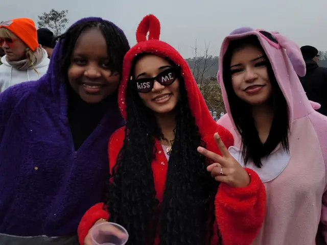 Ob die junge Dame in der Mitte mit ihrer dunklen Brille wohl sieht, wer ihre Aufforderung wahr nehmen möchte? Nun gut, sie hat ja zwei "Kontrolleurinnen" dabei. | Foto: Hans Peter Schmitt