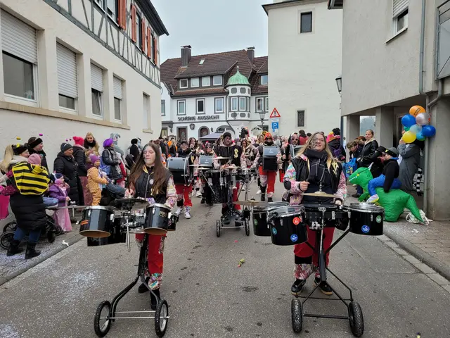 Hier geht es wieder etwas lauter zu. Die Guggenmusik kommt . . . | Foto: Hans Peter Schmitt
