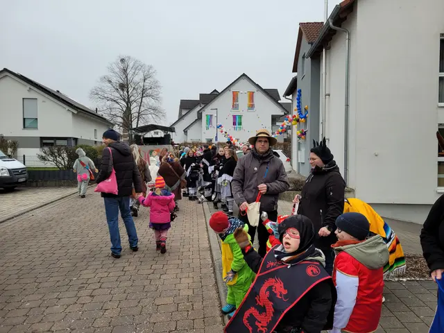 Nur noch wenige Meter bis zum großen Rummel auf dem Platz vor der Jahnhalle. | Foto: Hans Peter Schmitt