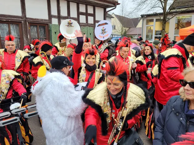 Hier sammelt sich die Hühner-Gugge. Mitten drin: Nadi, die Chef-Henne (Die wo grad winkt).  | Foto: Hans Peter Schmitt