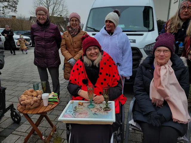 Diese freundliche Dame in rot hat mir einen Faschingskrapfen geschenkt. Köstlich hat der geschmeckt. | Foto: Hans Peter Schmitt+