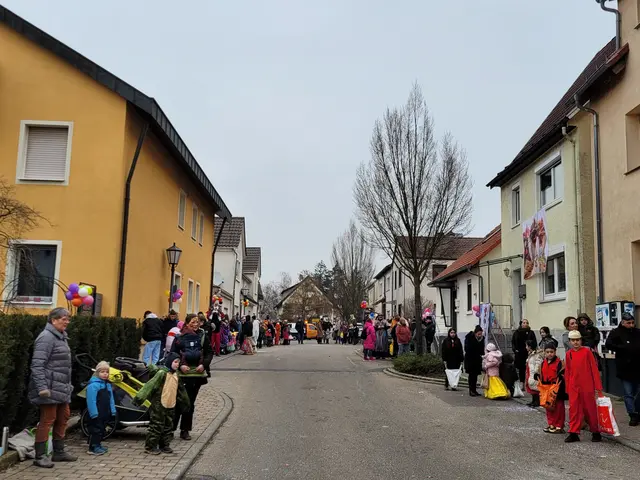 Ein Blick in die Friedhofstraße. Nein, hier ist nicht die Endstation, wir biegen vorne rechts ab in Richtung Jahnhalle. | Foto: Hans Peter Schmitt