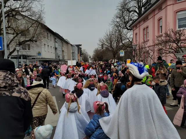 Ein Böllerknall hat den Start des Umzugs hörbar angezeigt. Die ersten Gruppen der Hühnerläuse biegen in die Deutschordenstraße ein. | Foto: Hans Peter Schmitt