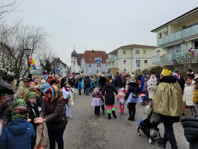 Ganz schön viel Leute, hier in der Deutschordenstraße. Manchmal gibt es auch Lücken im Umzugsgeschehen, dann sieht das so aus. | Foto: Hans Peter Schmitt