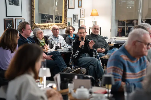 Vertrauenslehrerin Helga Fleig berichtete von einer Diskussionsrunde an der Gustav-von-Schmoller-Schule. | Foto: Laura Boysen
