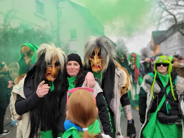 Grüner Pulverdampf, Schwefelgerucht und diese Hexenköpfe. Nicht jedem Kind gefällt das. Grußelig schön, gell? | Foto: Hans Peter Schmitt