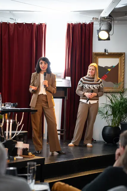 Landtagspräsidentin Muhterem Aras (l.) diskutierte auf Einladung der Heilbronner Landtagsabgeordneten Gudula Achterberg über Demokratie.  | Foto: Laura Boysen