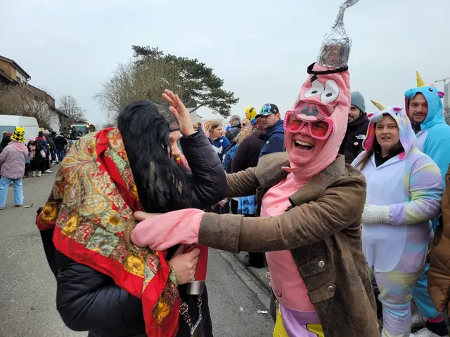 Ihren Spass haben auch die beiden, und das nur, weil das Kopftuch verrutscht ist. | Foto: Hans Peter Schmitt
