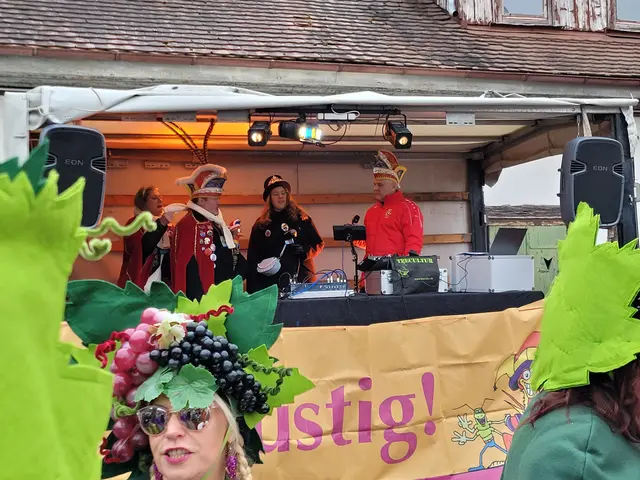 Hier ist die Spass-Zentrale. Der Moderator und das Prinzenpaar feuern die Leute an. Die Kinder sind in der Halle bei der Kinder-Faschingsparty. Klasse. | Foto: Hans Peter Schmitt