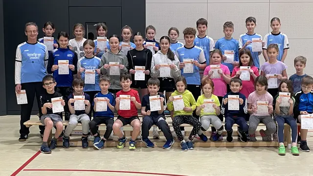 Stolz präsentiert der Leichtathletik-Nachwuchs des TV Sulzfeld seine Sportabzeichenurkunden und Abzeichen | Foto: Foto: R. Krüger