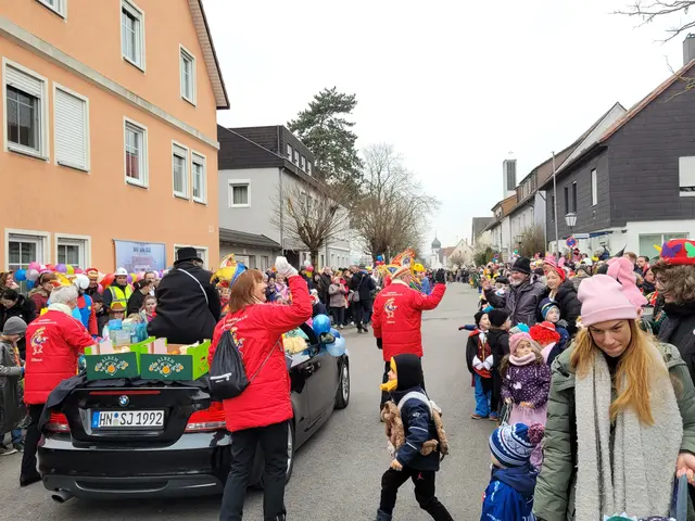 An der Umzugsspitze fährt der Zugmarschall mit seinem Gefolge. | Foto: Hans Peter Schmitt