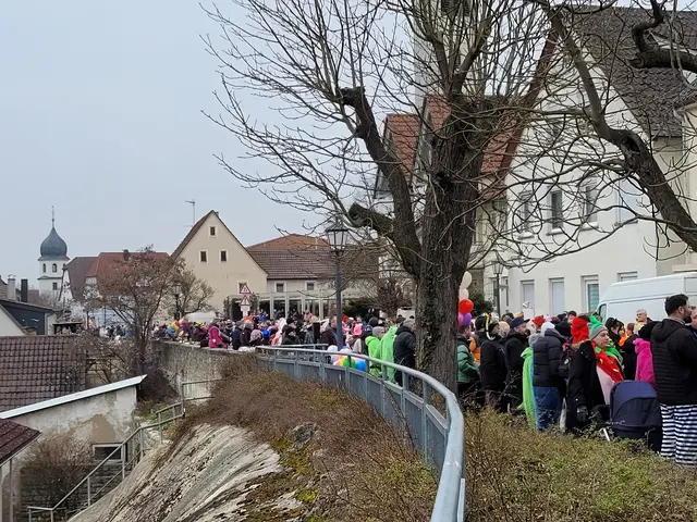 Hier sieht man es deutlich: bis zum alten Kirchturm stehen die Umzugsbesucher dicht gedrängt. | Foto: Hans Peter Schmitt