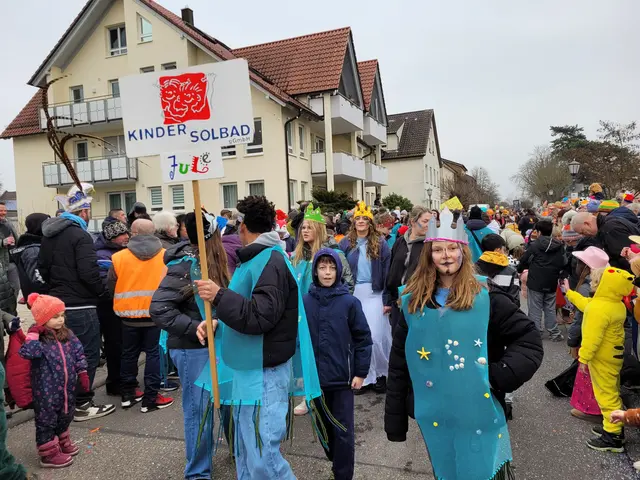 Seit dem ersten Kinder-Faschingsumzug sind sie mit dabei, die Betreuer und Kinder vom Kinder-Solbad in Jagstfeld. Danke schön. | Foto: Hans Peter Schmitt